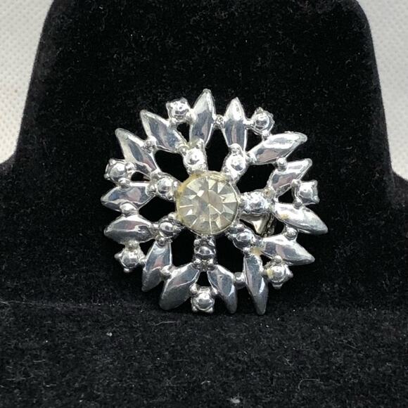 Brooch Vintage Mid Century Silver Tone Flower Snow Flake Center Rhinestone Pin - Picture 2 of 8